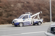 高速道路を走るレッカー車