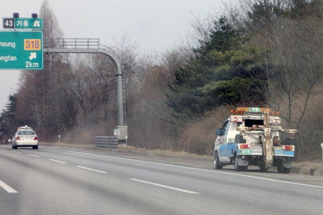 高速道路の「サグ」に待機するレッカー車。よく見ると前方にも2台止まっている