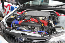 スバル インプレッサ STI チューニングカーのエンジンルーム