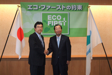 小沢環境大臣(左)と三野社長