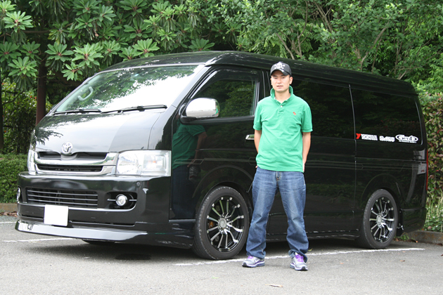 坂東正敬監督と愛車のハイエース