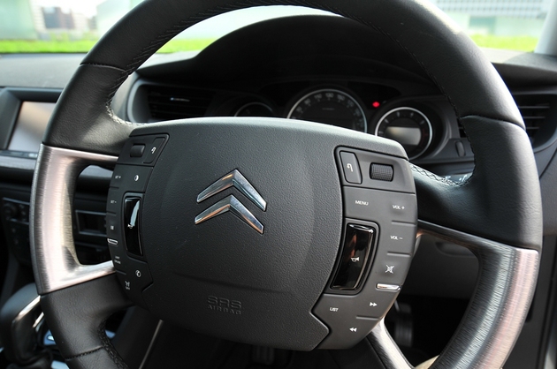 シトロエンC5 1.6エクスクルーシブ ステアリング