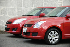 （奥）新型スイフト／（手前）旧スイフト