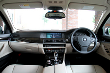 新型BMW523iツーリング