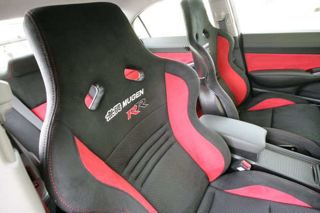 レカロ共同開発 RR専用セミバケットシート