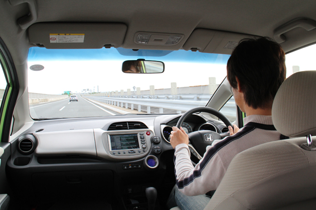 フィットハイブリッドを試乗する岡本氏