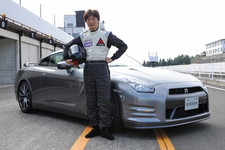 日産 GT-R 2011モデルと岡本幸一郎氏