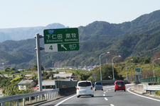 関越道を走行中の新型エルグランド