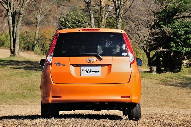 トヨタ、パッソセッテ7人乗り、1500CC、純正ナビ付き、オレンジ