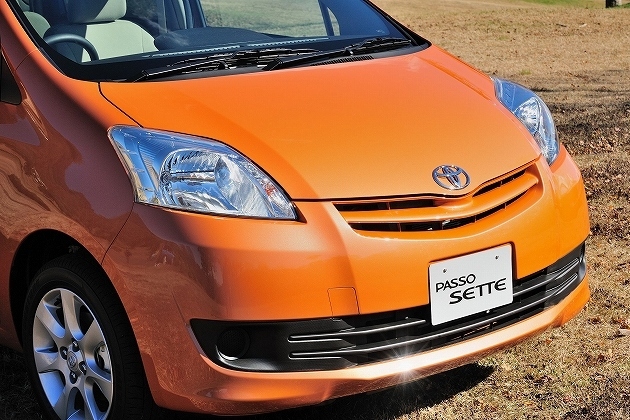トヨタ、パッソセッテ7人乗り、1500CC、純正ナビ付き、オレンジ