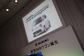 新型MRワゴン新車発表会場にて