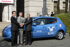 （左）日産自動車 川口均常務／（中）神奈川県 松沢成文知事／（右）タクシー協会 大野清一会長