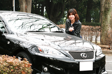 赤城康子さんと愛車のレクサス IS Fスポーツ