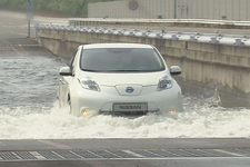 日産 リーフの冠水路実験