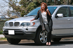 菅谷はつ乃さんと愛車のBMW X5