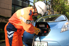 JAF隊員による、ロードサービスカーからリーフへの充電の様子