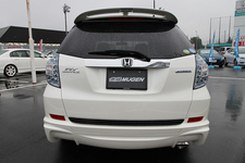 無限フィットシャトル リアイメージ