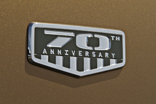 Jeep 70th Anniversary Edition 記念バッジ