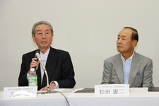 （左）光岡自動車 光岡進 代表取締役会長／（右）ユアサM&B 松田社長