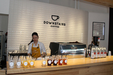 メルセデス・ベンツ コネクション1Fにあるカフェ「DOWNSTAIRS COFFEE」