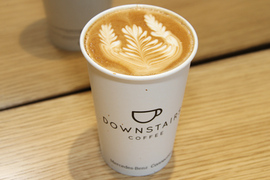 メルセデス・ベンツ コネクション1Fにあるカフェ「DOWNSTAIRS COFFEE」