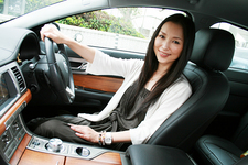 高島優子さんと愛車のジャガーXF