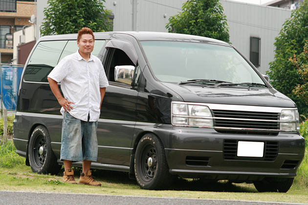 斉藤太吾選手と愛車のエルグランド