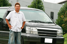 斉藤太吾選手と愛車のエルグランド