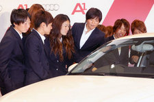 「興味津々！」アウディ A1に思わずむらがるなでしこジャパンの選手たち