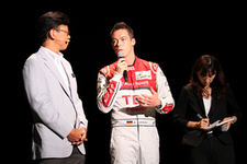 アウディジャパン 大喜多寛社長（左）／アンドレ・ロッテラー選手（中）