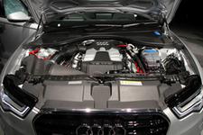 新型アウディ A6 エンジンルーム