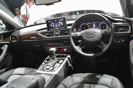 新型アウディ A6 インパネ
