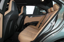 メルセデス・ベンツ 新型 C63 AMG セダン　リアシート