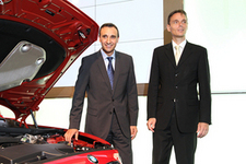 （左）BMW AG 走行機能／評価担当部長のアルバレド ベルナルド ロペス氏／（右）ビー・エム・ダブリュー（株）代表取締役社長のローランド・クルーガー氏