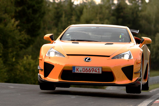 レクサス「LFA Nurburgring Package」がニュル北コースで7分14
