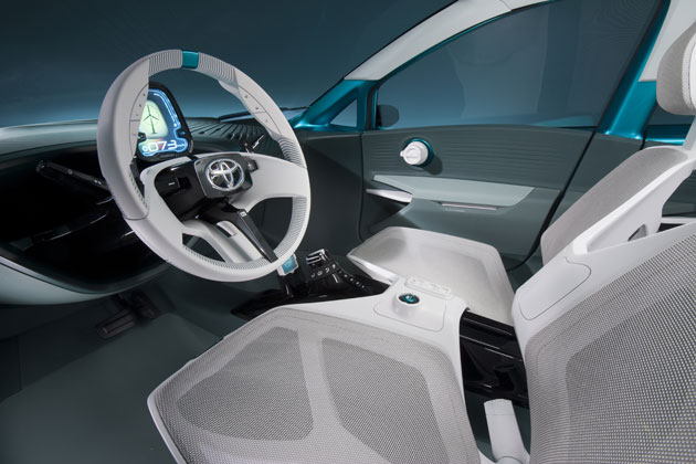 トヨタ、ヴィッツ級小型ハイブリッド車の名前を「アクア」に決定