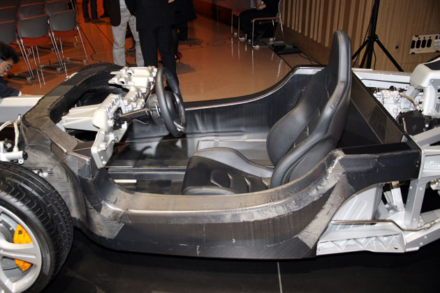 マクラーレン MP4-12C　一体成型カーボンファイバーシャシー構造「カーボンモノセル」