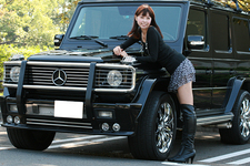 鳴海こころちゃんと愛車のメルセデス・ベンツ G55