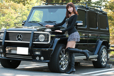 鳴海こころちゃんと愛車のメルセデス・ベンツ G55