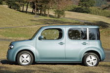 日産 キューブ e-4WD車