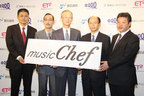 「music-Chef」のロゴマークを持つETスクウェアのメンバー