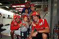 フェラーリ、東日本大震災で被災した家族をF1日本GPのピットガレージへ招待