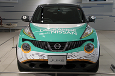「日産JUKE」と「輪廻のラグランジェ」がアートカーとしてコラボ。8月32日（晴れ）氏が、「ウォクス・アウラ」のもつ流麗で優美なライン・カラーリングを大胆に施したJUKEアートカー。