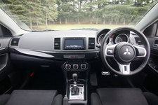 三菱 新型 ランサーエボリューションX インテリア