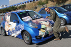 萌えな痛車のマーチ12SRに興奮のマリオ高野氏！