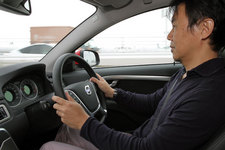 ボルボ 新型 V70をテストドライブする森口将之氏