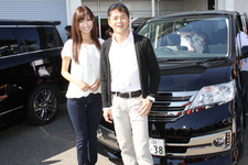 AUTECHレースクイーン 美波 千夏と日産のワークスドライバー本山 哲(もとやまさとし) 選手、実は貴重な私服ツーショット！