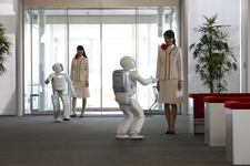 お客様をご案内するアシモ（ASIMO）
