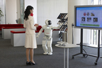 プレゼンテーションするアシモ（ASIMO）