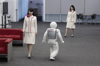 人の歩く方向を予測して、ぶつからないように進むASIMO